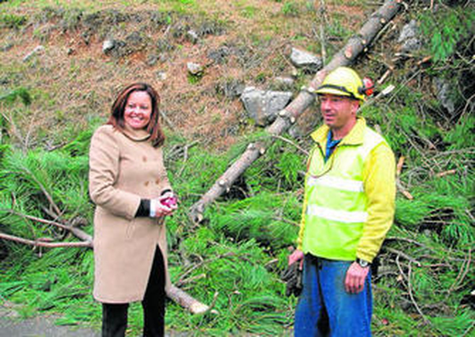 La delegada provincial, supervisando los trabajos en la zona del Parque Natural de Grazalema.