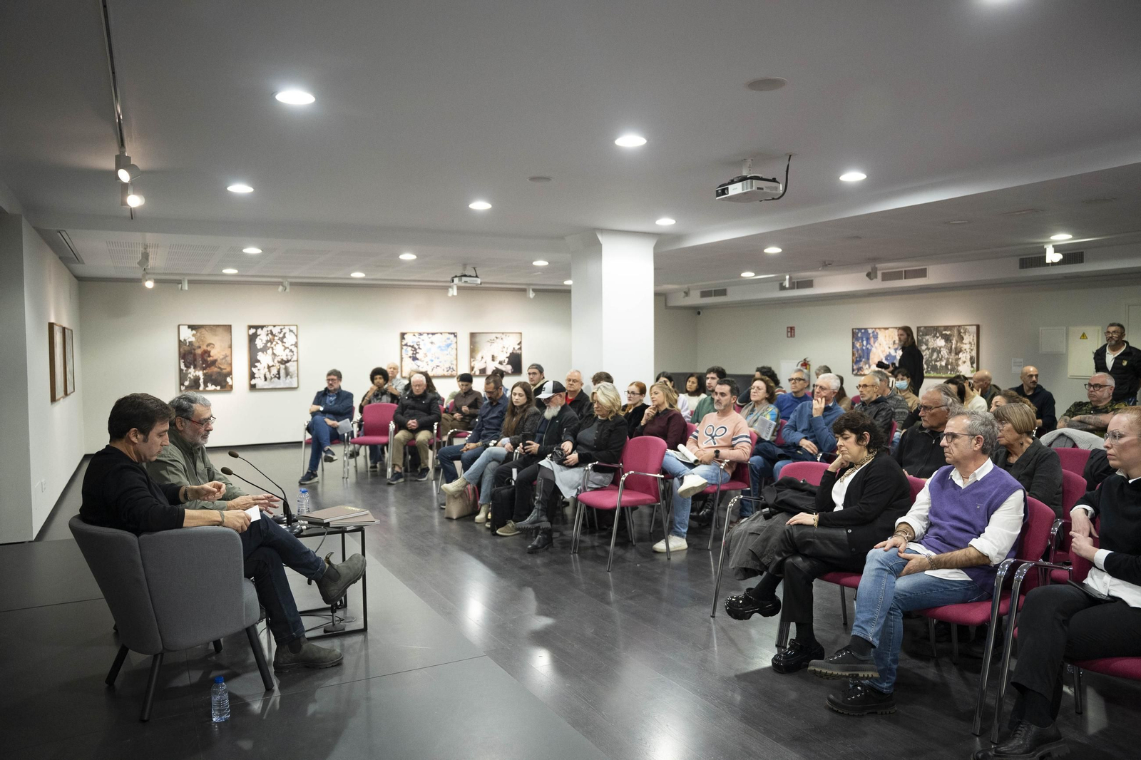 “Cuando las imágenes pierden su cuerpo”: Un diálogo entre Sema D’Acosta y Joan Fontcuberta sobre materia, memoria y la transformación posfotográfica