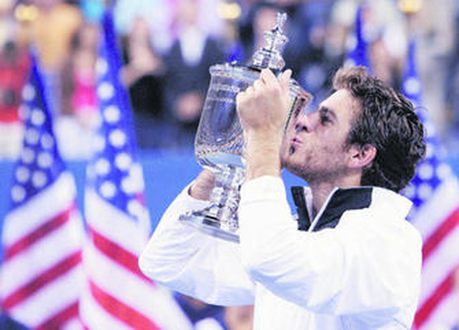 Juan Martín del Potro besa el trofeo que le distingue como ganador del Abierto de Estados Unidos.