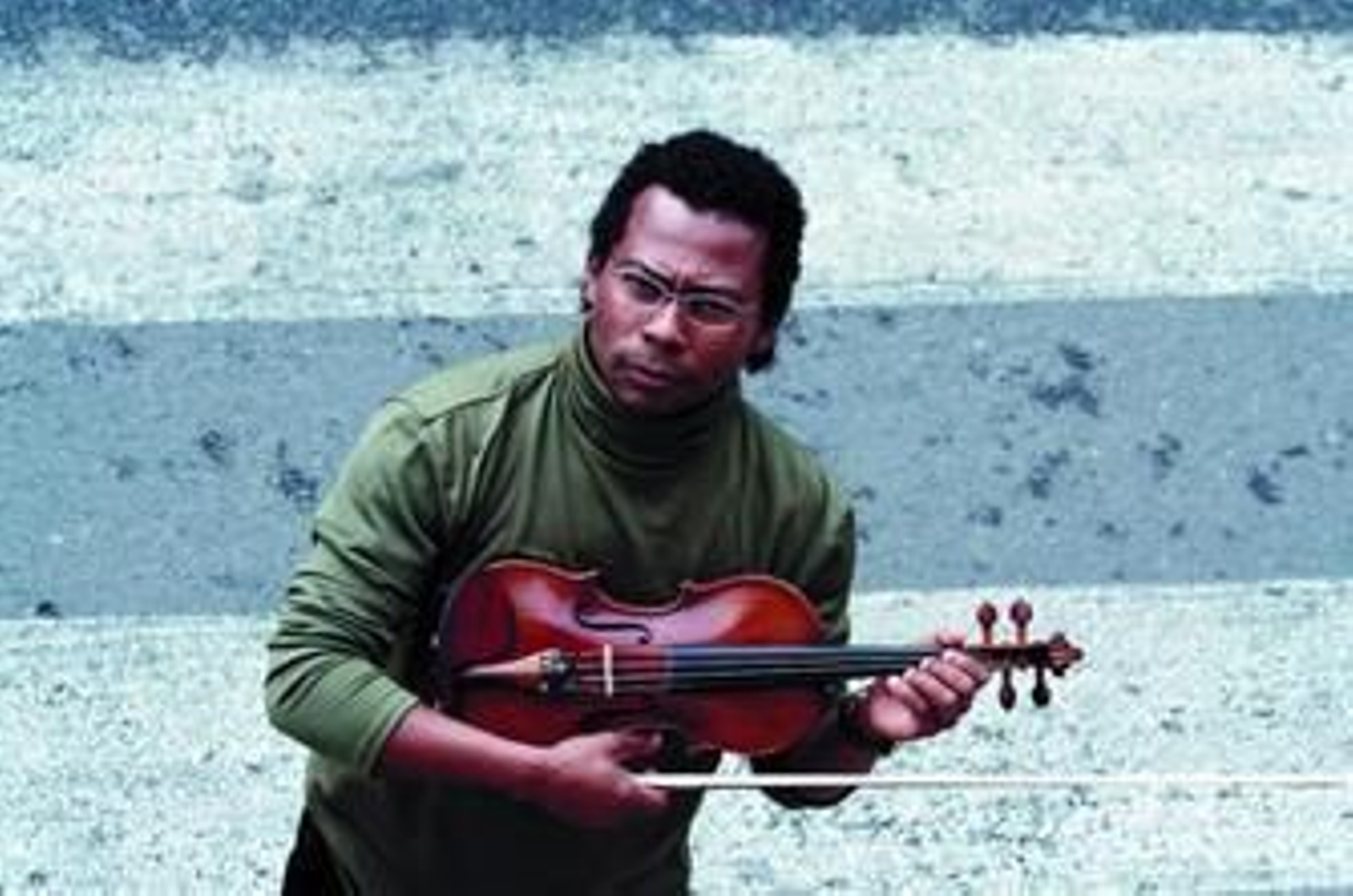 1 y 3. Israel da França, el pasado martes, en Granada. El músico se convirtió en violinista de la OCG gracias a un programa en Brasil similar al que ahora quiere poner en marcha con ayuda de las instituciones. 2. Da França, en un concierto de la OCG en Berlín 4. El intérprete, durante un ensayo en el Auditorio Manuel de Falla.