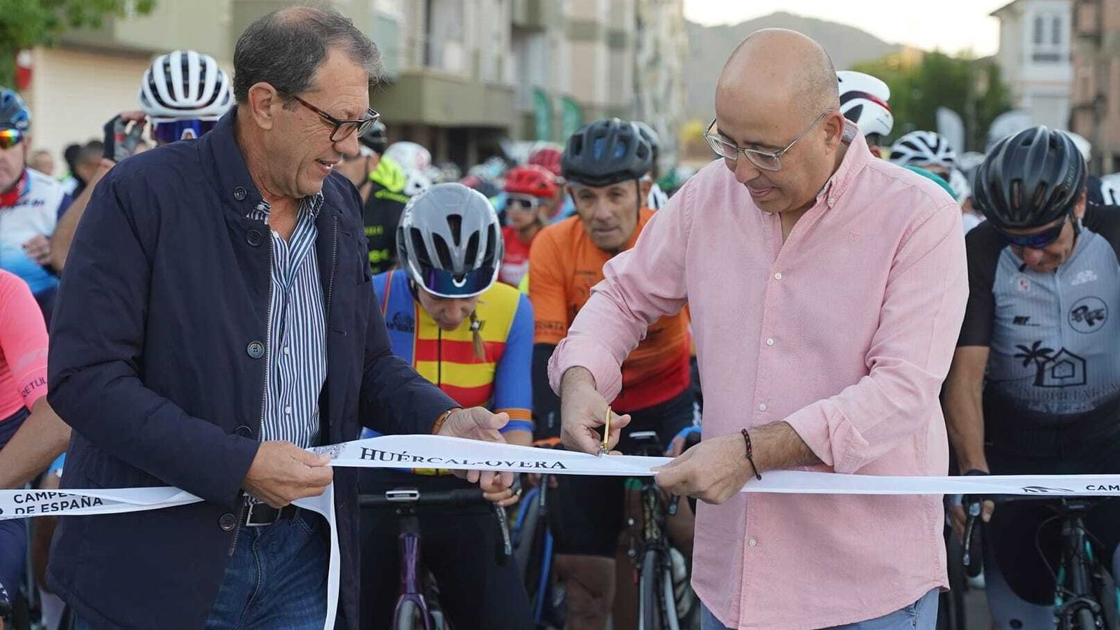 El alcalde de Huércal-Overa, Domingo Fernández, corta la cinta