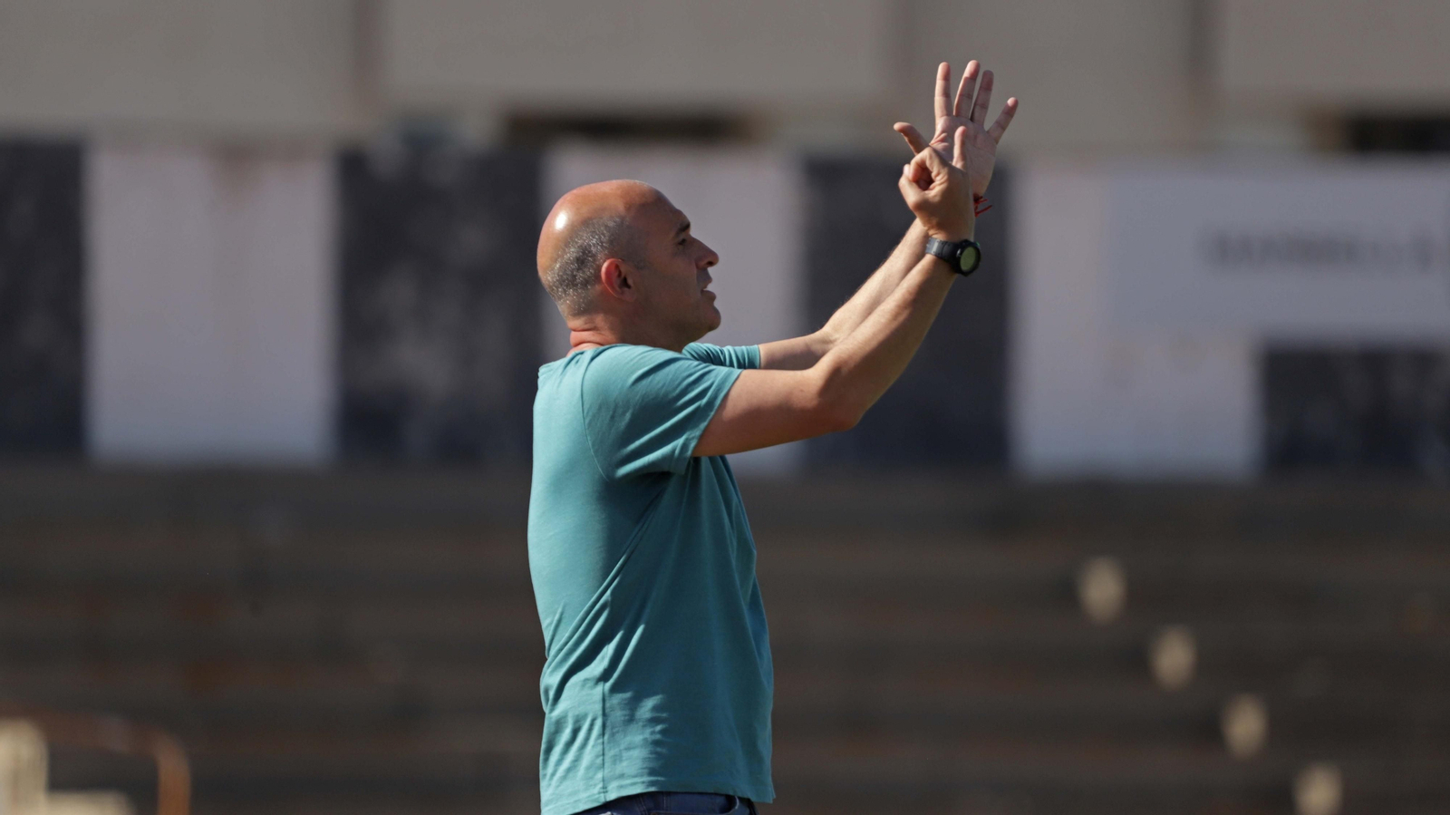 Alberto Monteagudo da instrucciones durante el Balona-Andorra