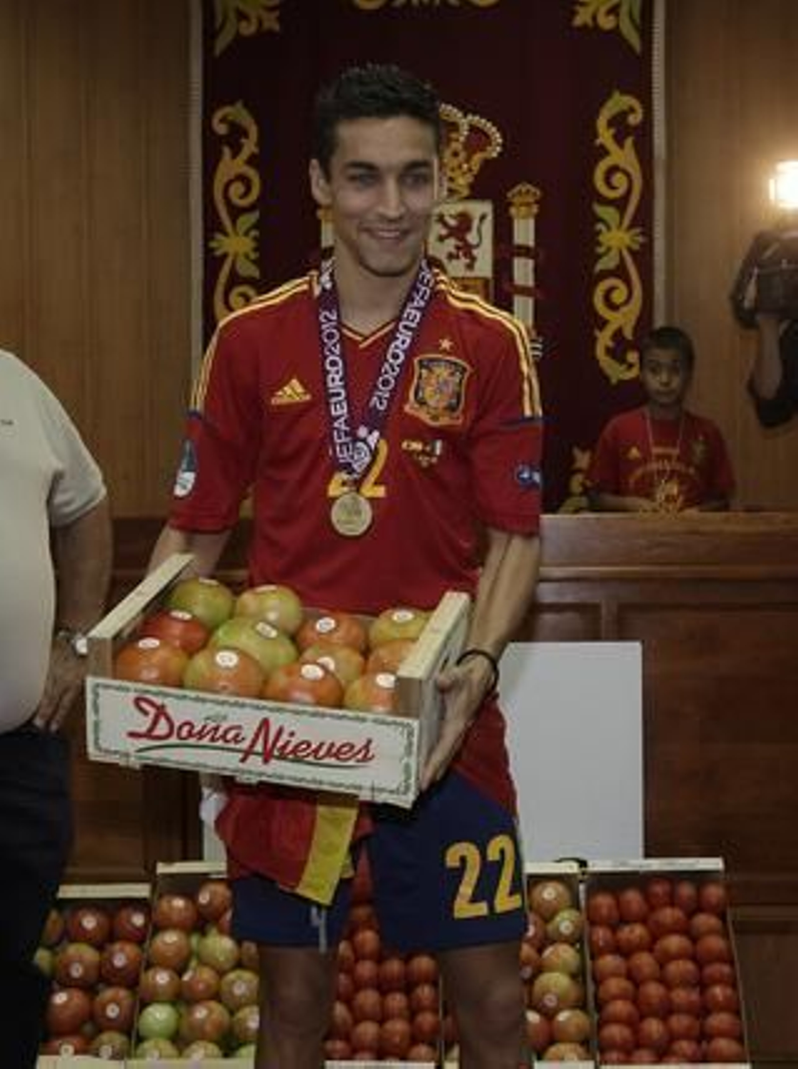 Navas recibe su peso en tomates de Los Palacios. 

Foto: Antonio Pizarro