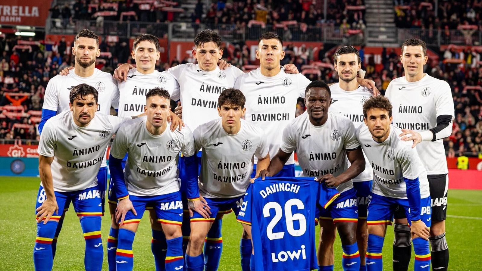 El once incial del Getafe en Montilivi viste una camiseta en apoyo a Davinchi.