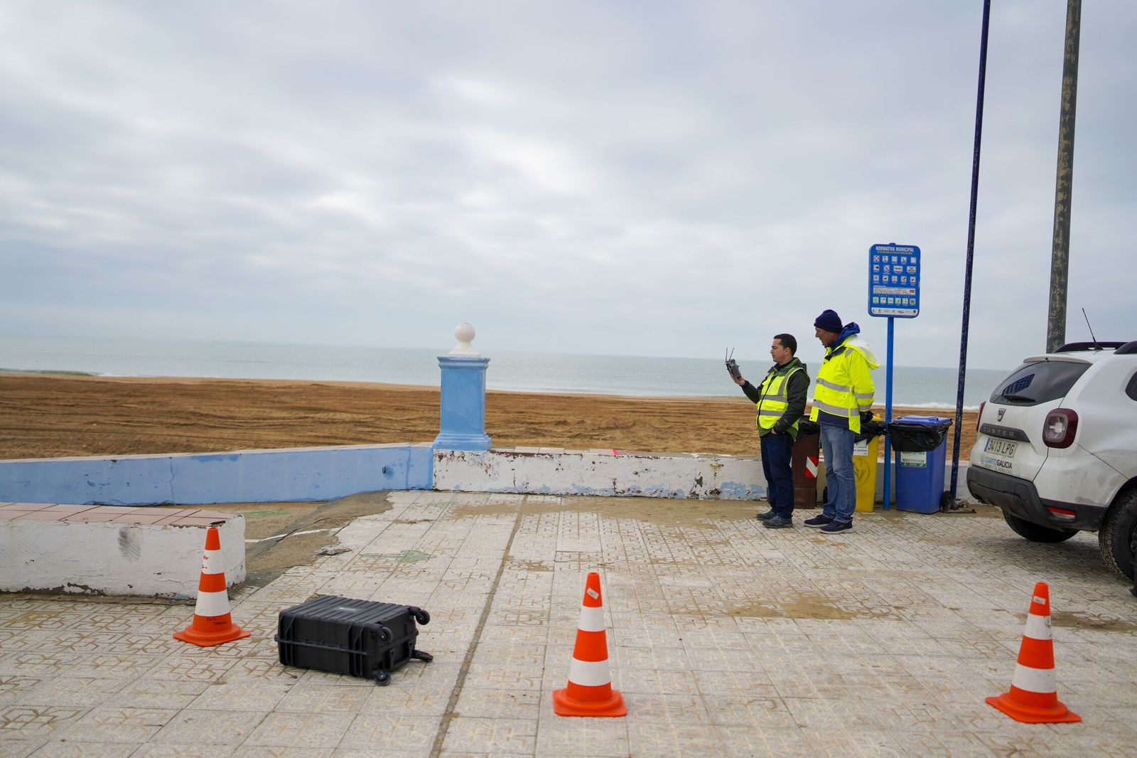 Los destrozos causados por el último temporal a la playa y al paseo marítimo de Matalascañas