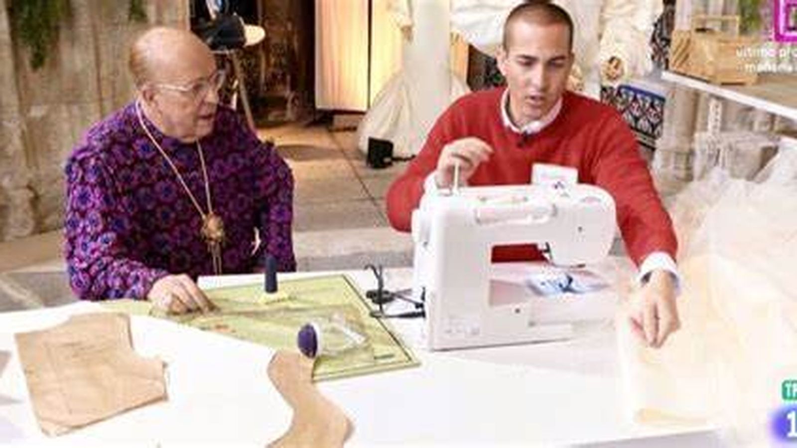 Gabriel, cosiendo con Rappel.