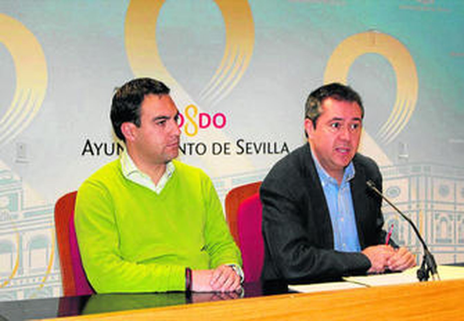 Juan Espadas compareció ayer ante los medios acompañado por Alberto Moriña, portavoz adjunto del PSOE.