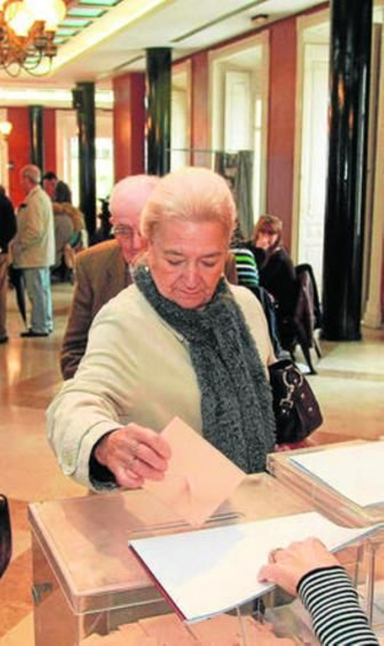 Una mujer vota el pasado día 20 de noviembre.