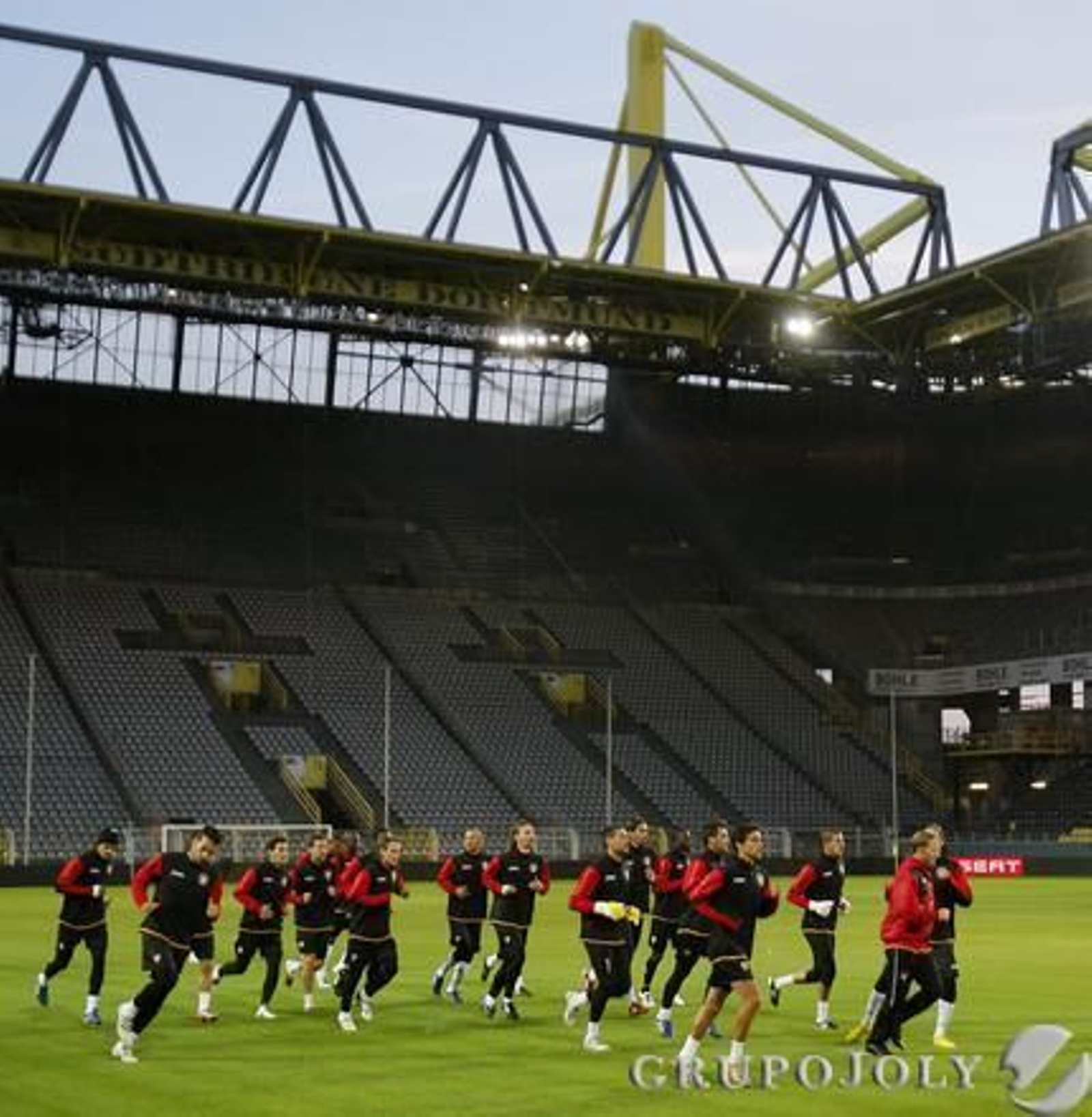 Entrenamiento en el terreno de juego donde se disputará el choque ante el Borrusia Dortmund.

Foto: Diario de Sevilla