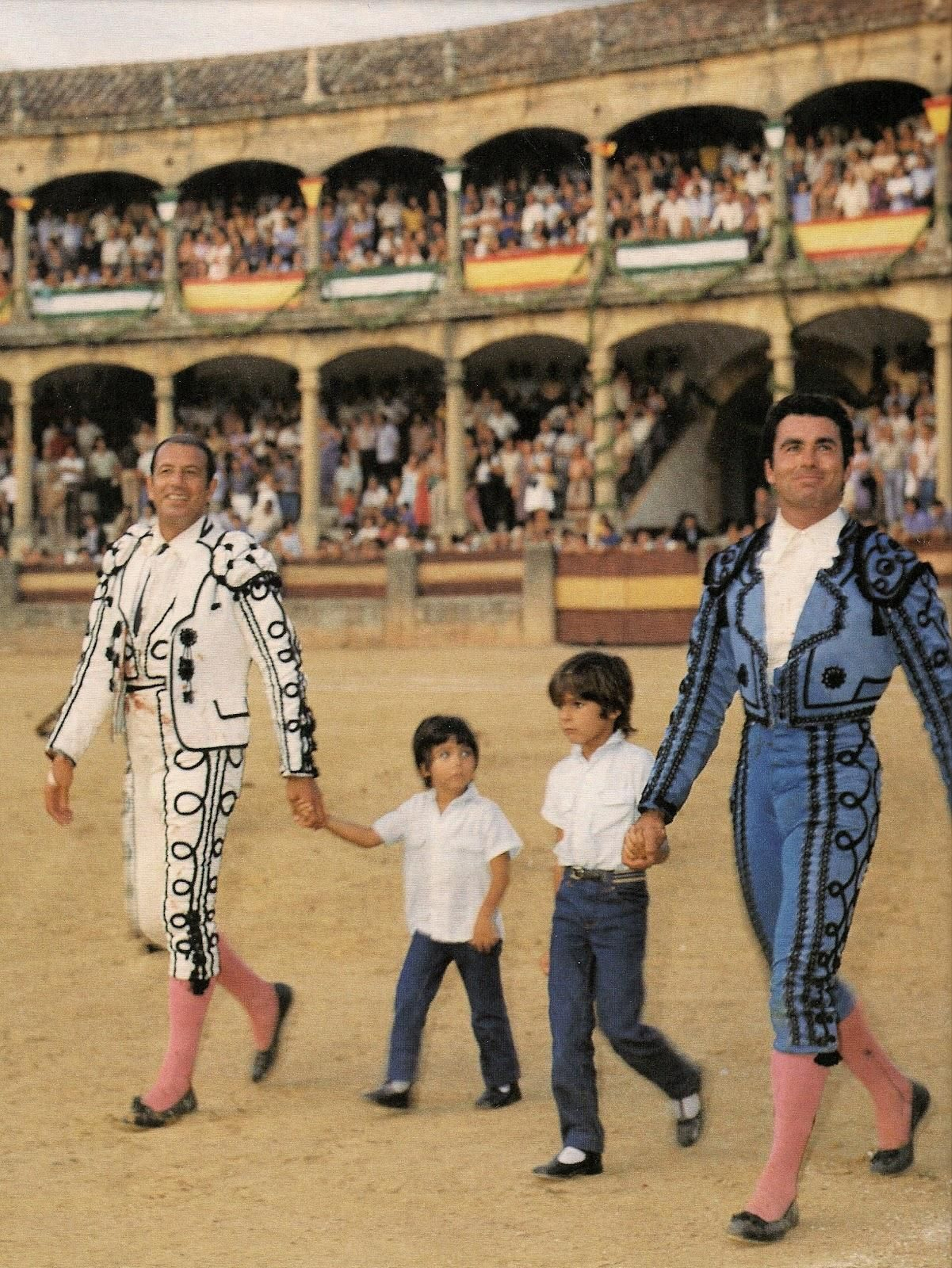 Ordóñez y Paquirri dan la vuelta al ruedo junto a Francisco y Cayetano Rivera Ordóñez en la