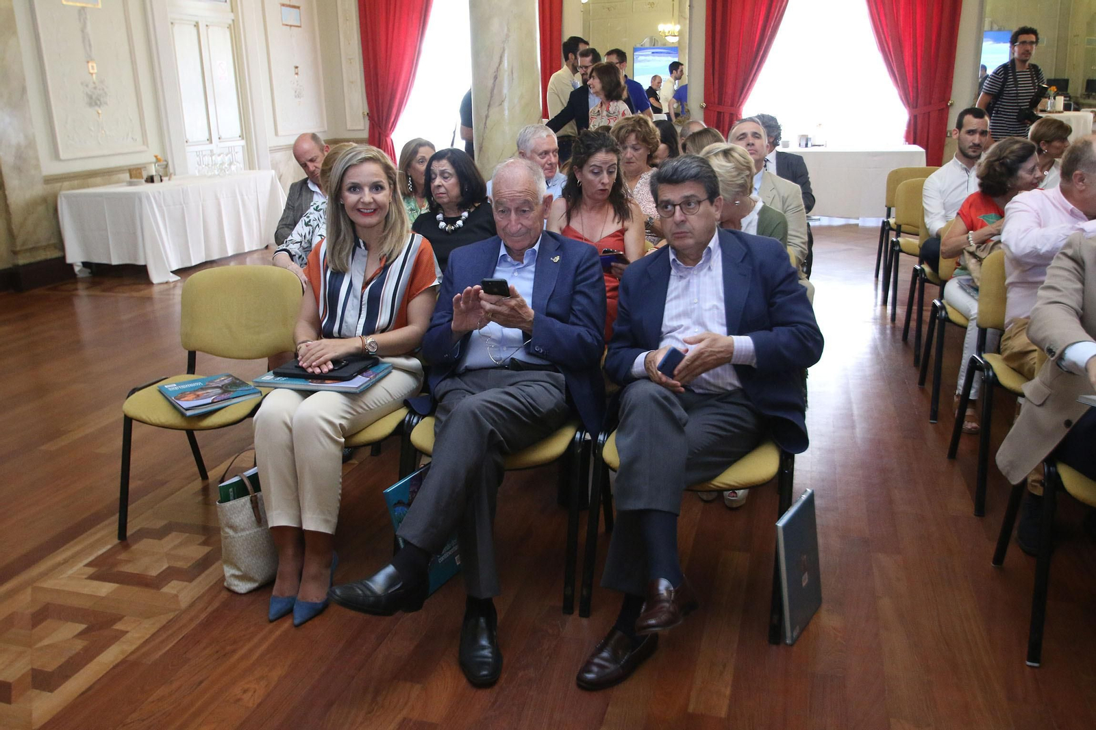 Fotogalería libro 'Uniendo dos contienentes', de Medgaz