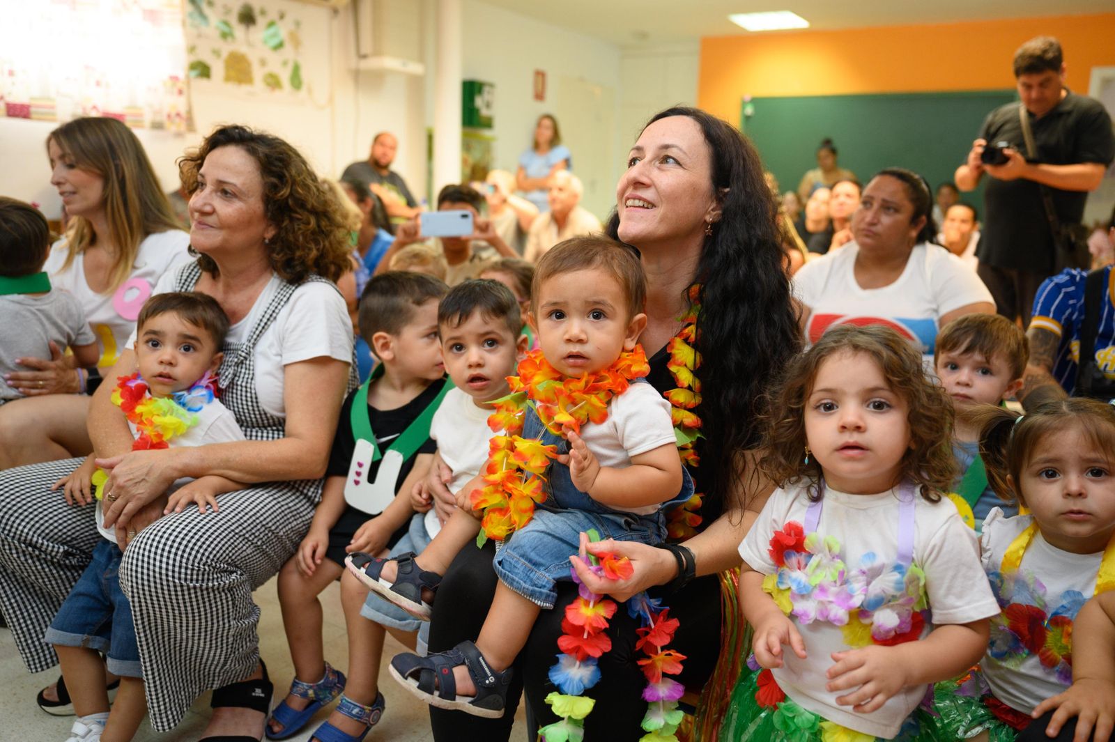 Madres y niños participantes de este cierre de escuelas sociales