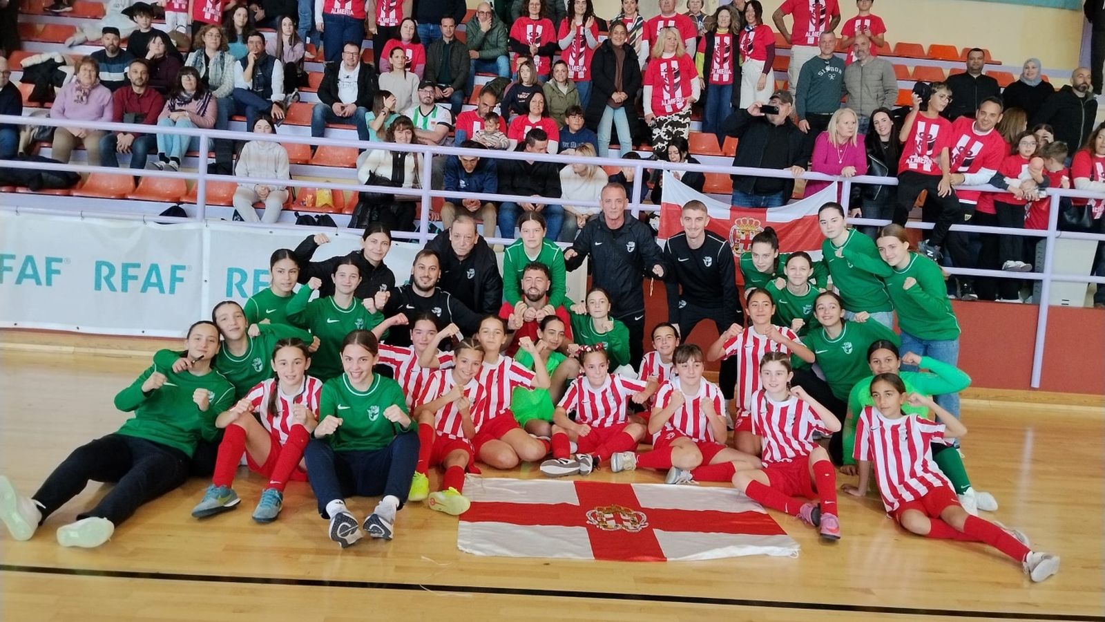 El equipo rojiblanco celebra la victoria en el torneo andaluz.