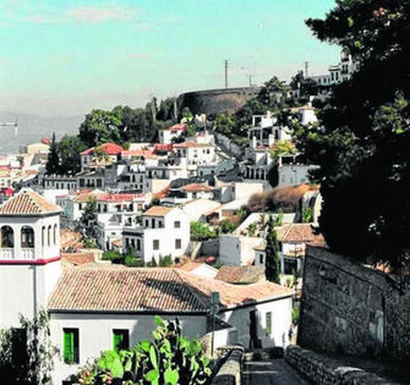 Los edificios se ubican en el barrio del Albaicín.