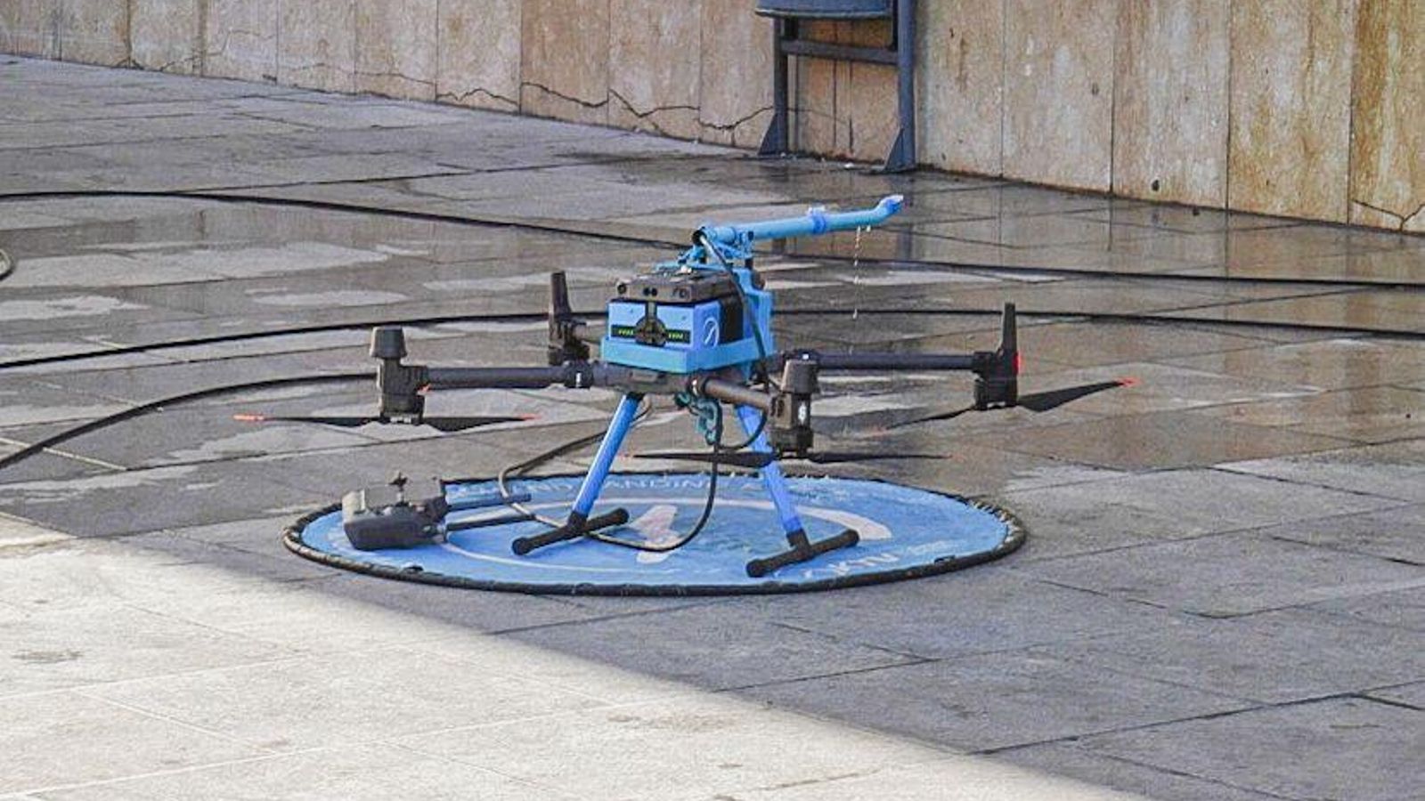 El dron con la manguera de alta presión adaptada. El dron con la manguera de alta presión adaptada.