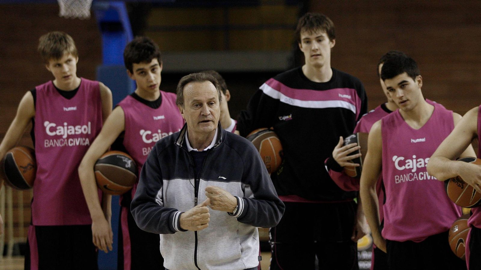 Aíto García Reneses da un clínic a los jóvenes de la cantera del Banca Cívica en enero de 2012, con unos jóvenes Balvin y Porzingis detrás.