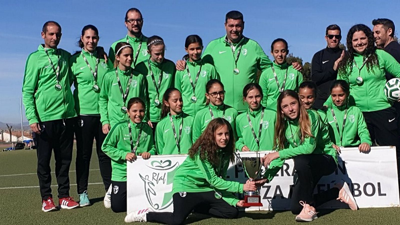 La selección provincial alevín femenina, con el trofeo de tercer clasificado del Andaluz.