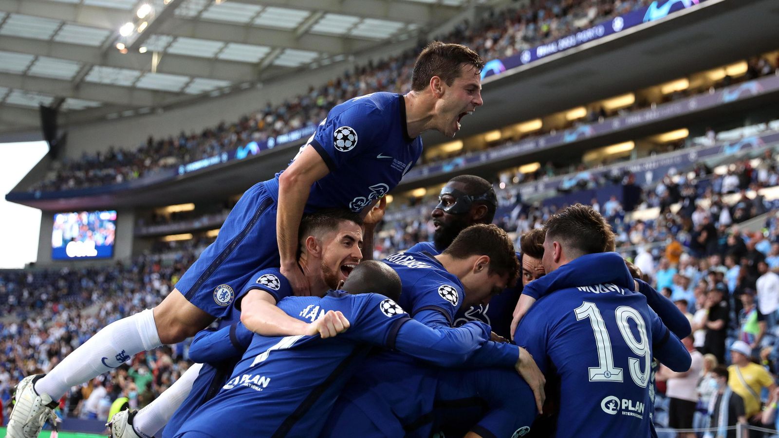 Los jugadores del Chelsea celebran el tanto Havertz.