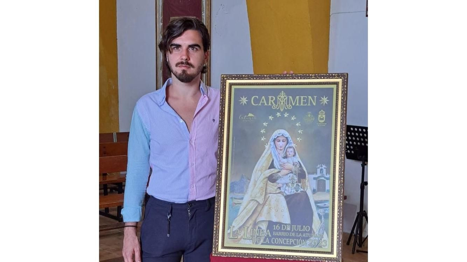 Borja Santos, junto al cartel que realizó para los actos del Carmen de 2023.
