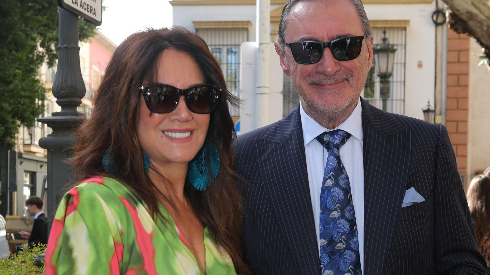 Carlos Herrera y su esposa, Pepa Gea,  a la espera en la puerta de la iglesia