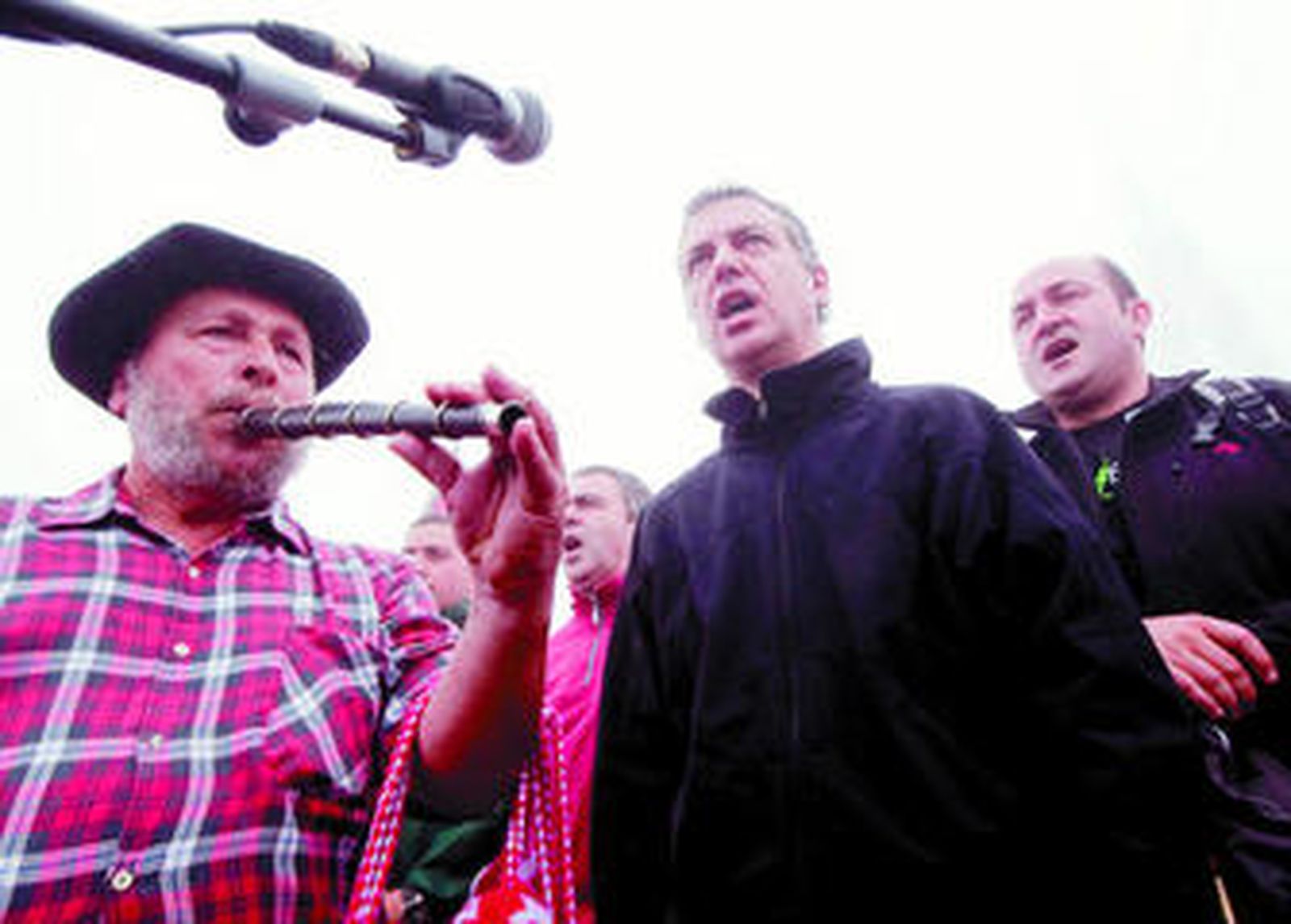 Urkullu y el presidente del PNV en Vizcaya, Andoni Ortuzar (dcha.), cantan el himno nacionalista ayer en la cima del monte Gorbea.