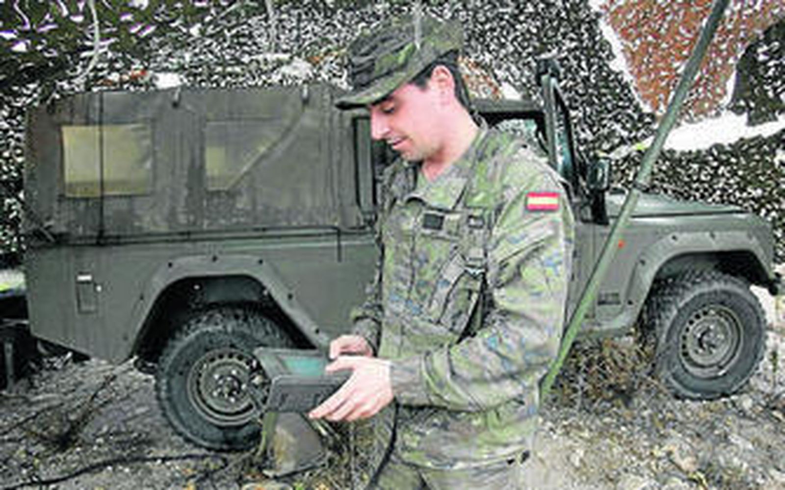 El sargento Blesa con el control de un lanzador de misiles Nasams.