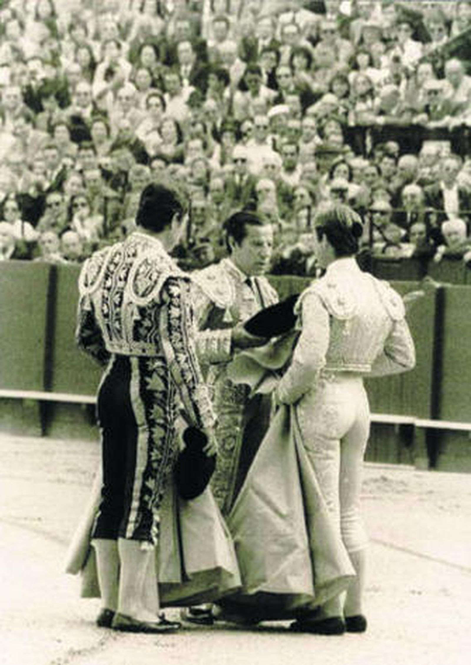 Pepe Luis Vázquez es investido como matador de toros por su tío Manolo en presencia de Curro Romero.