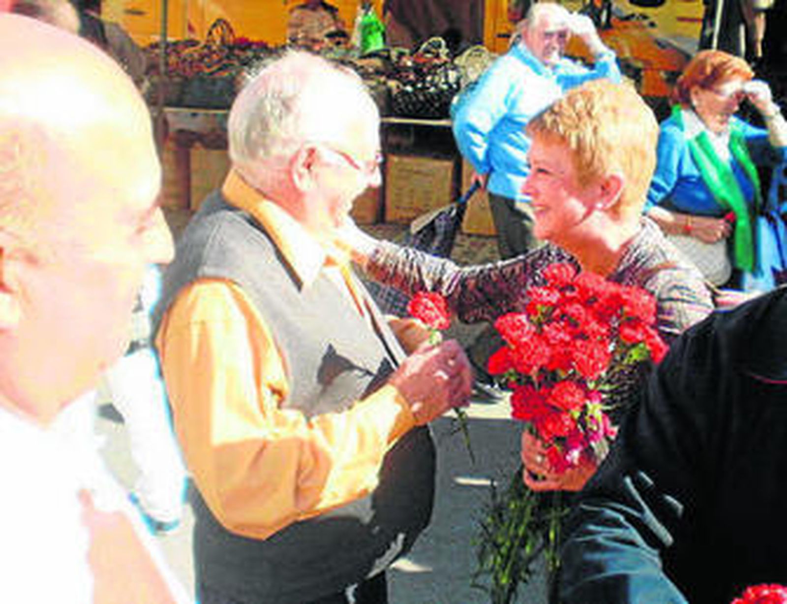 Consuelo Rumí en el mercadillo de la Plaza de Toros.