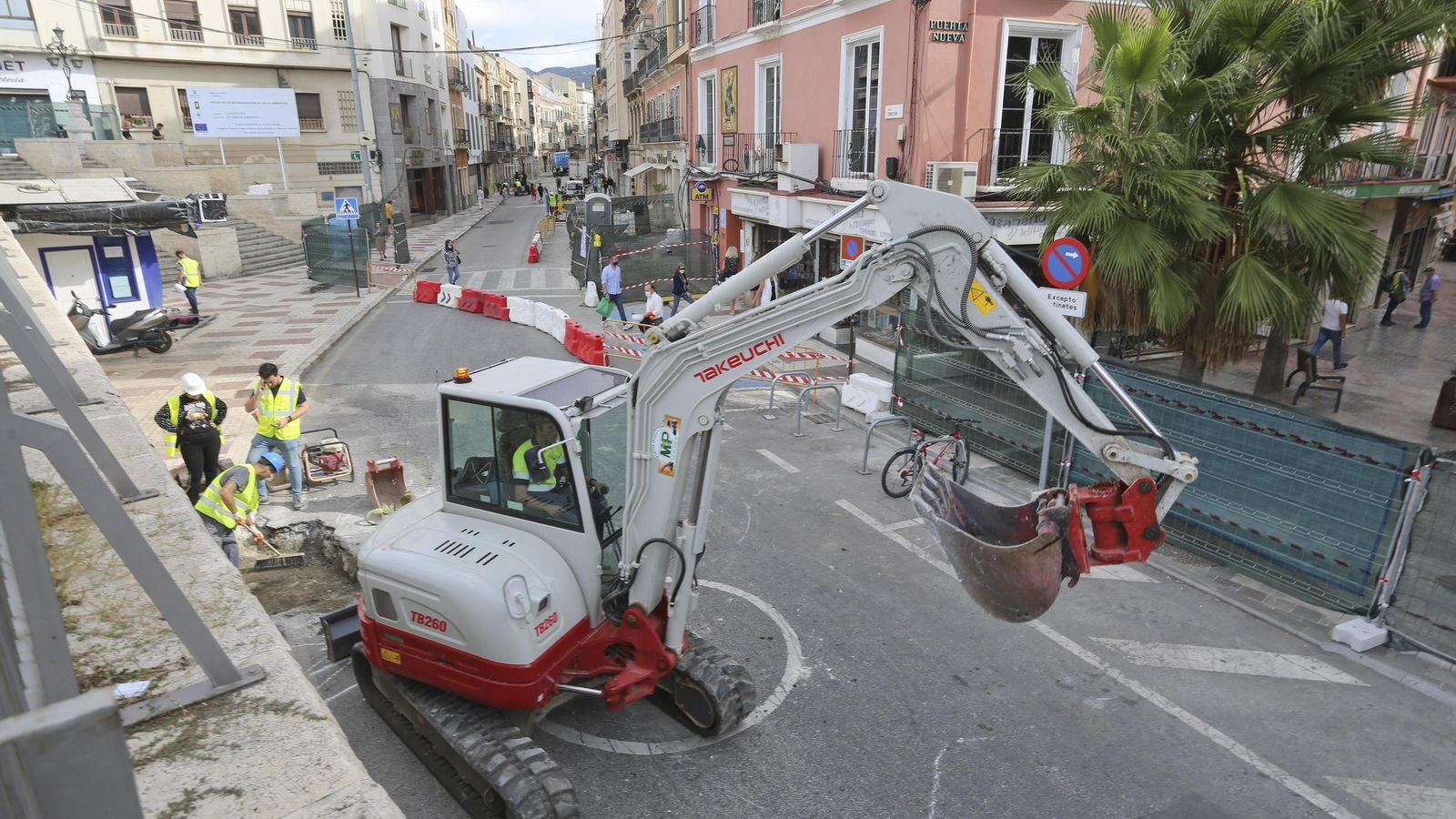 Una excavadora, junto a la Tribuna de los Pobres