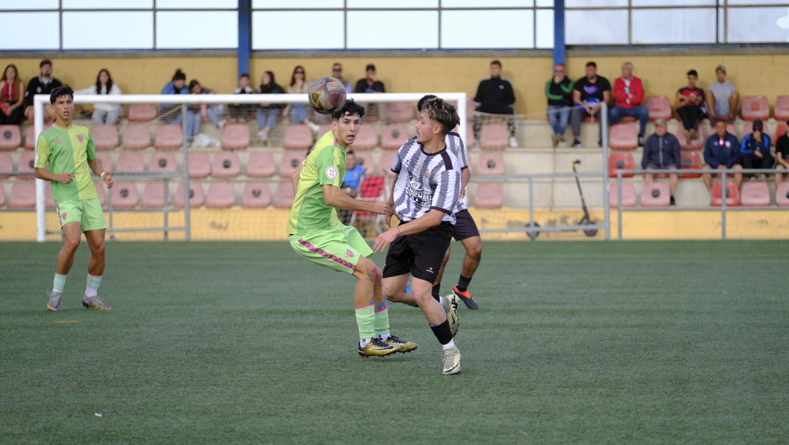 El cañaero Antonio Morales se marcha con el balón de un rival durante un encuentro de este curso.