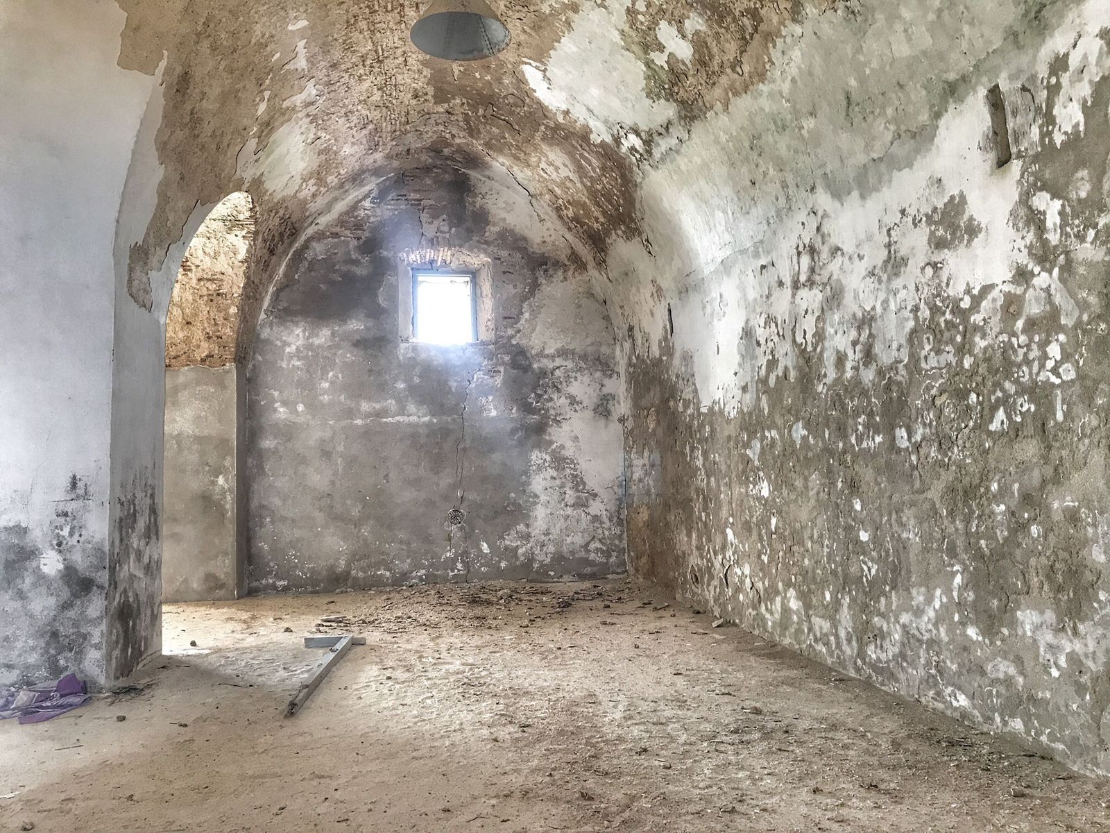Interior de una de las estructuras de los polvorines de Fadricas.