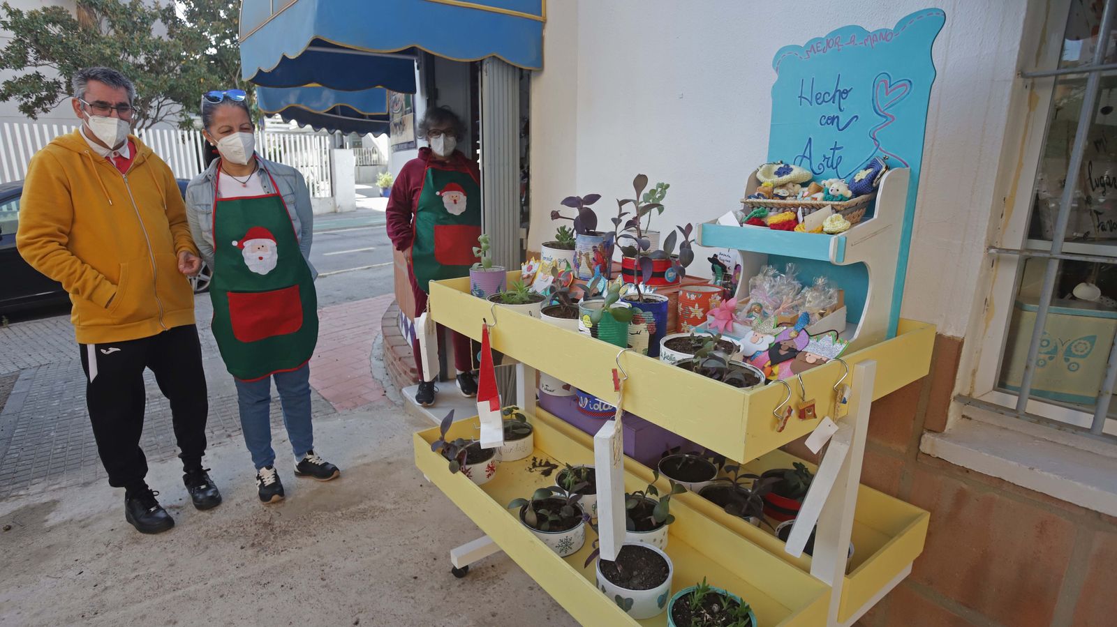 Venta de productos navideños solidarios de Apadis en Algeciras