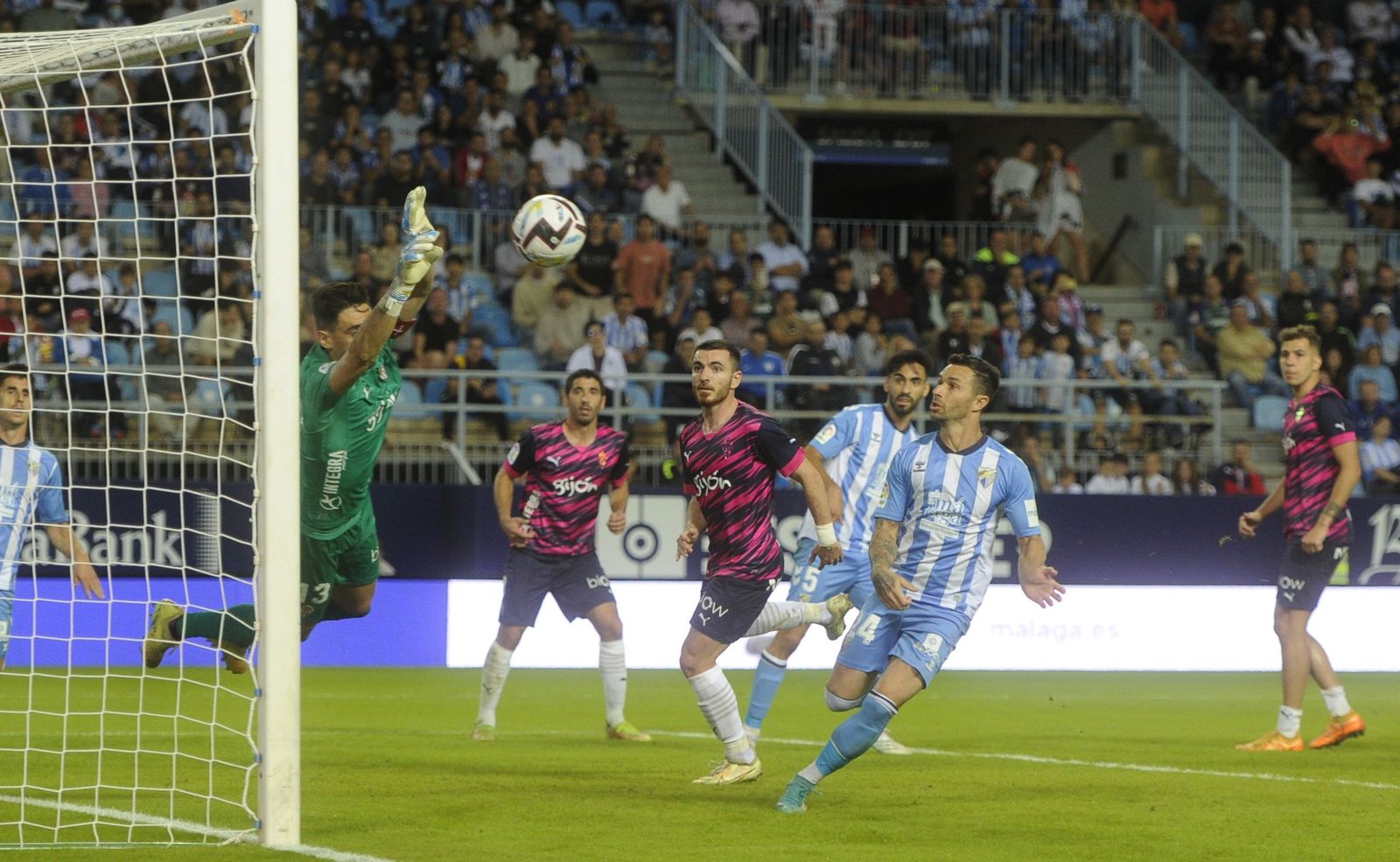 Mariño realiza una buena intervención en el Málaga-Sporting de este curso