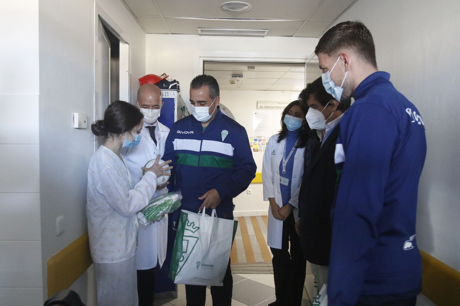 La visita del Córdoba CF al Hospital Reina Sofía, en imágenes