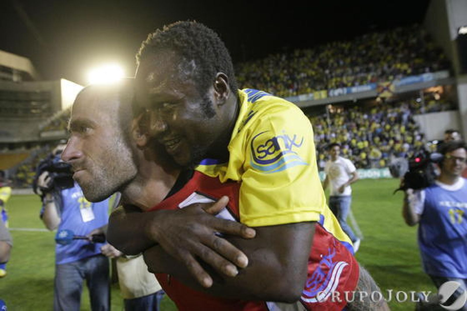 Akinsola y el meta. 

Foto: Julio Gonzalez