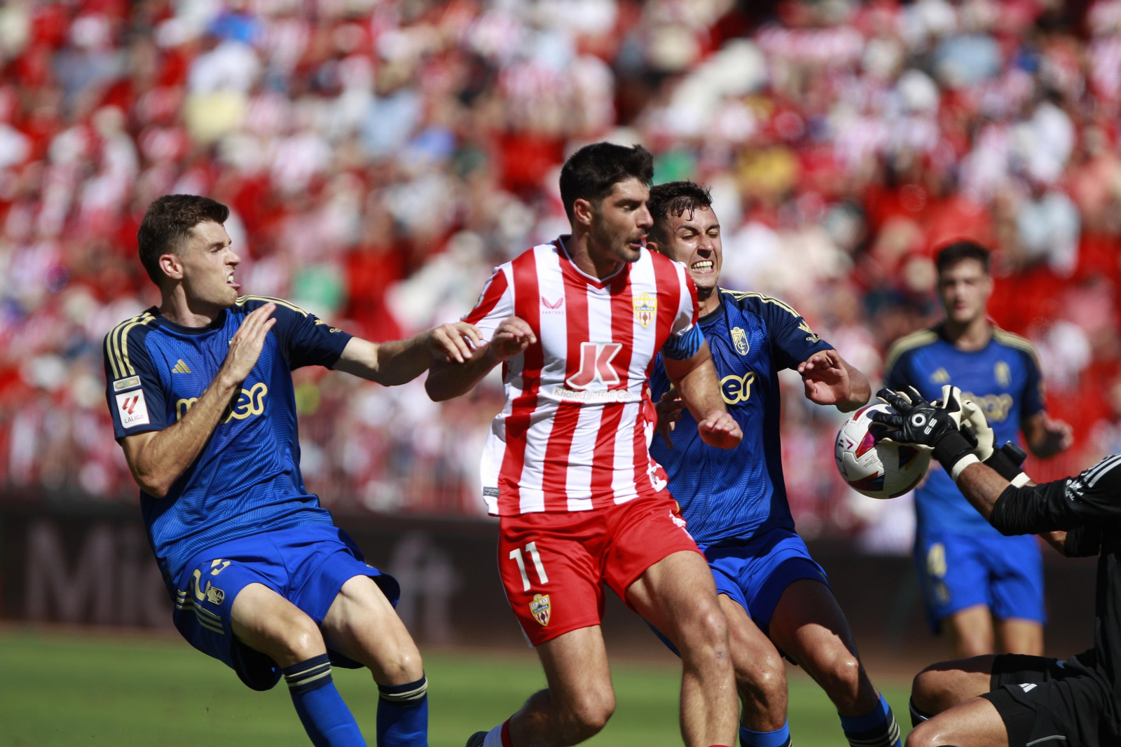 Imágenes del empate a 3 de la U.D. Almería y el Granada C.F.