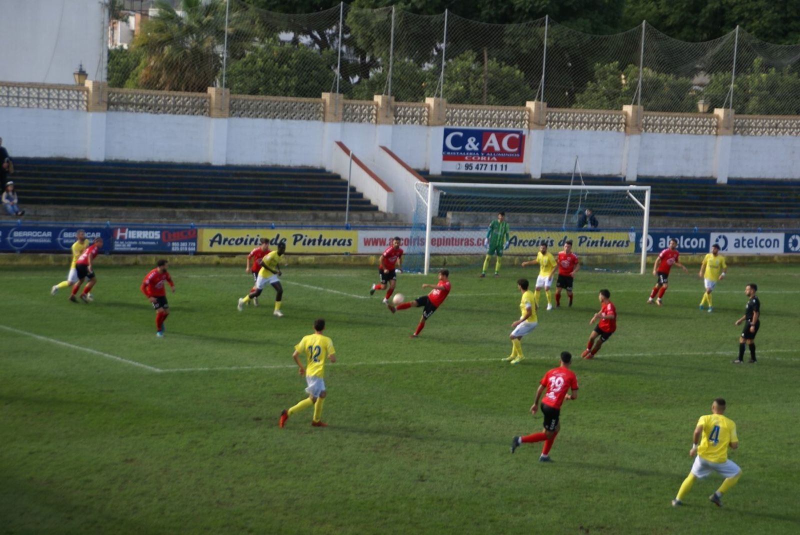 Un momento del partido entre el Coria y el Cartaya.