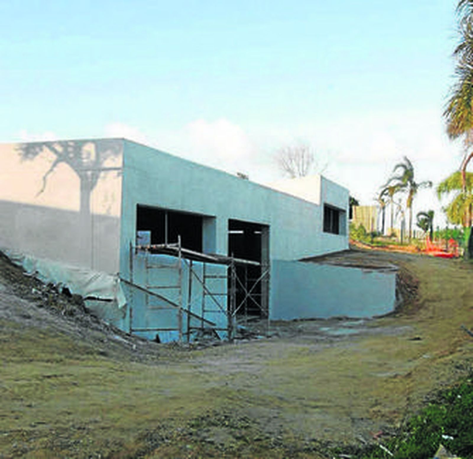 Estado actual del edificio Carteia, junto a la sede de la Cámara.