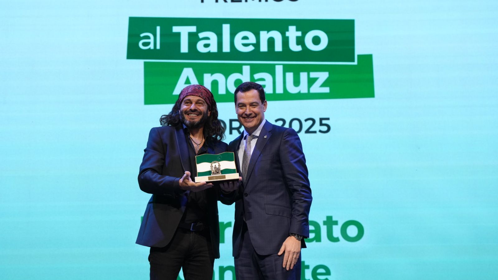 El presidente de la Junta de Andalucía, junto a Arrebato, uno de los premiados durante esta convocatoria de los Premios al Talento Andaluz 2025