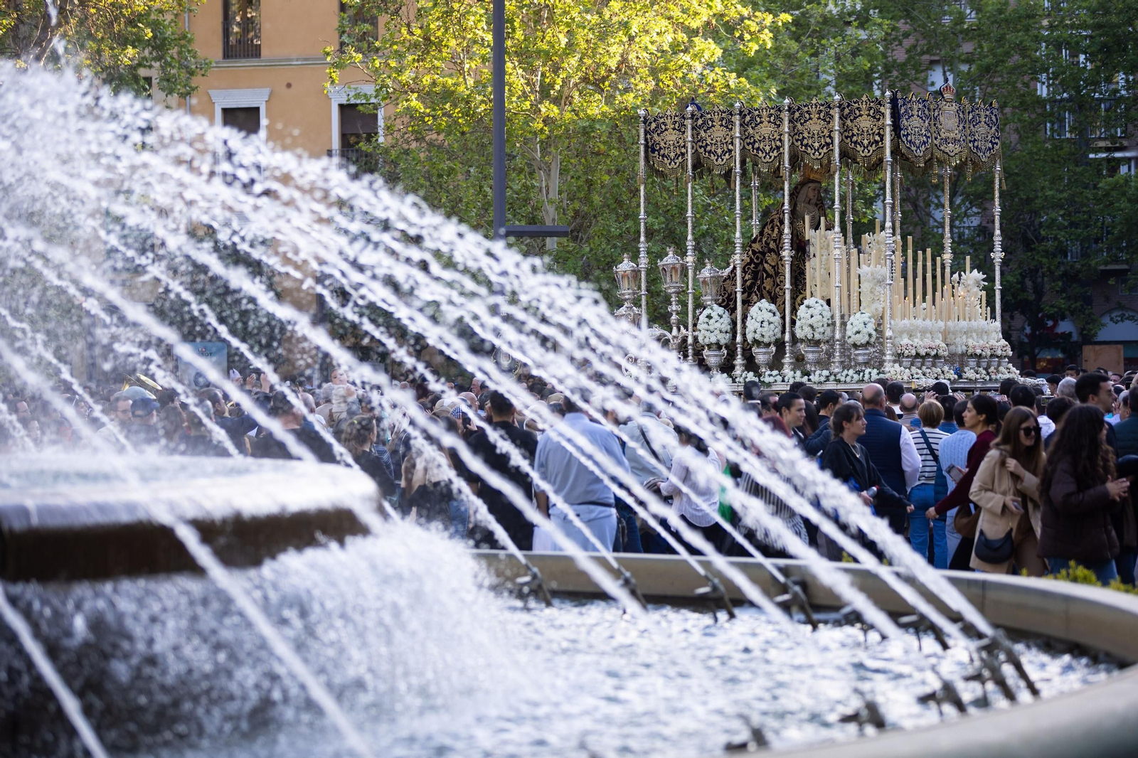 Las mejores fotografías de la salida de la Hermandad de los Escolapios 2025