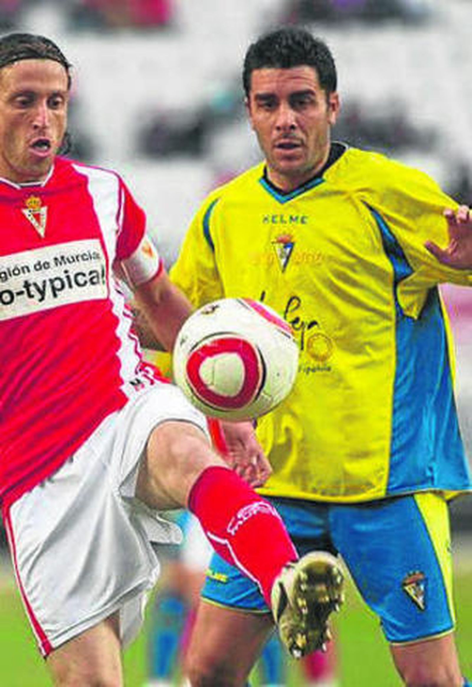 Álvaro Silva, por los aires tratando de rematar de cabeza en el área del Murcia.