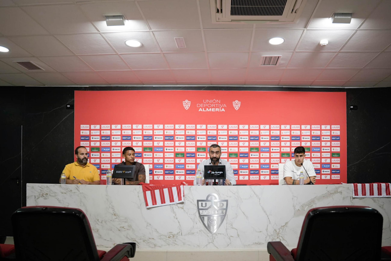 Las imágenes de la presentación de Marcos Luna y a Chirino UDA en Almería