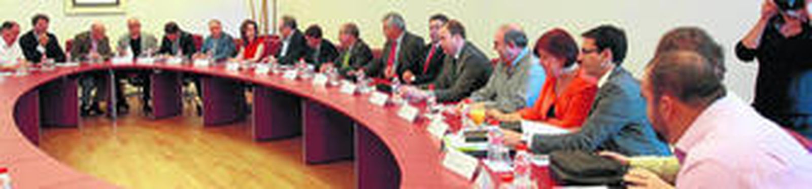 La jornada de trabajo comenzó a las 9 de la mañana en la sede de la Cámara de Comercio.