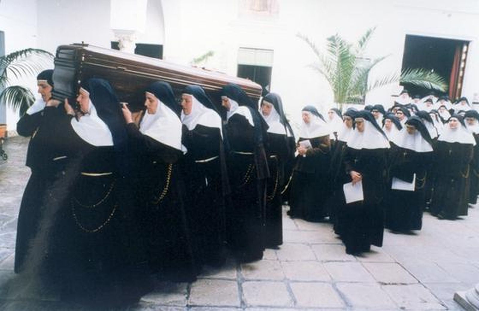 2 de noviembre de 1998, entierro de Madre María de la Purísima.