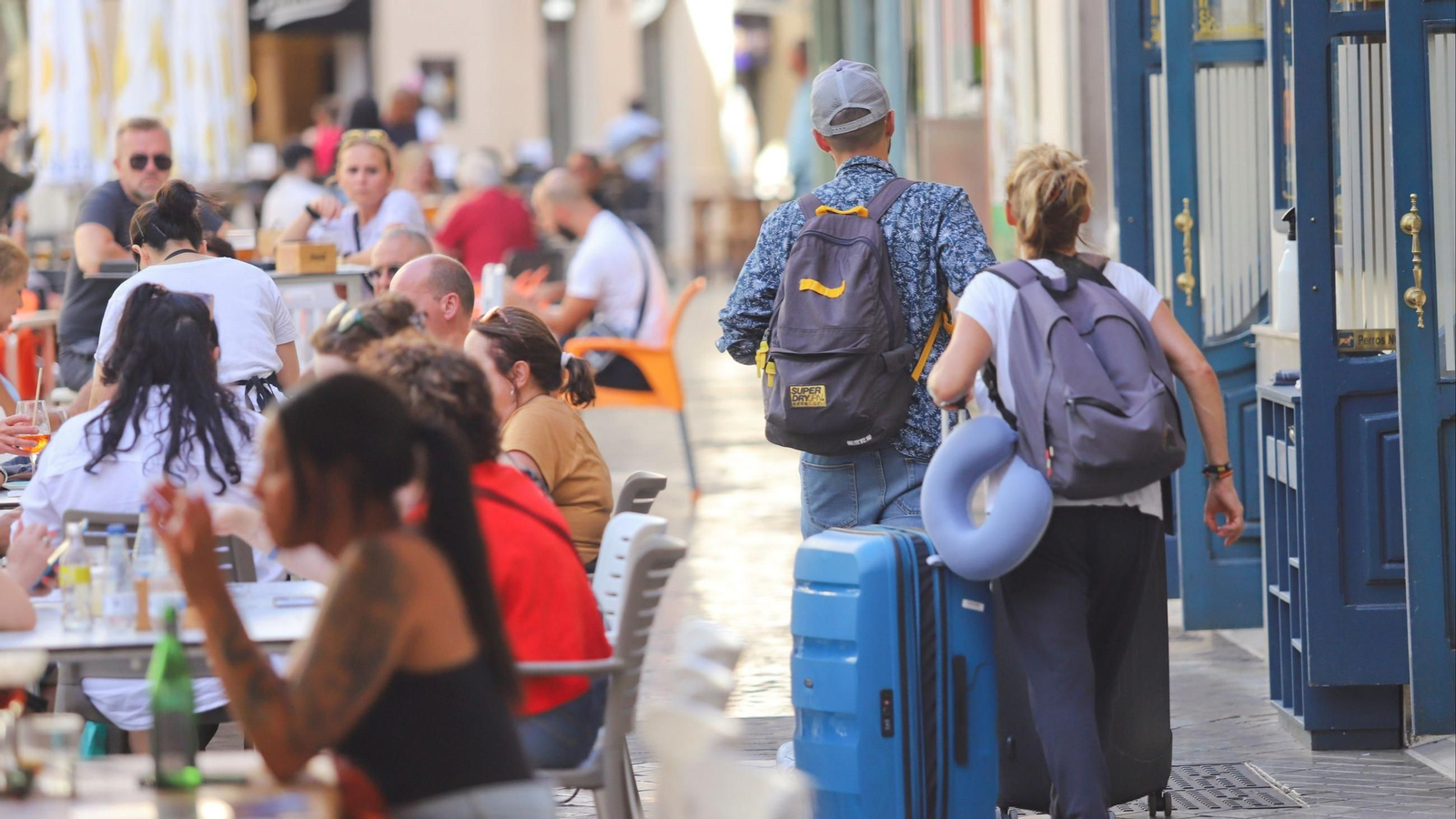 Turistas con maleta en Málaga. Turistas con maleta en Málaga.