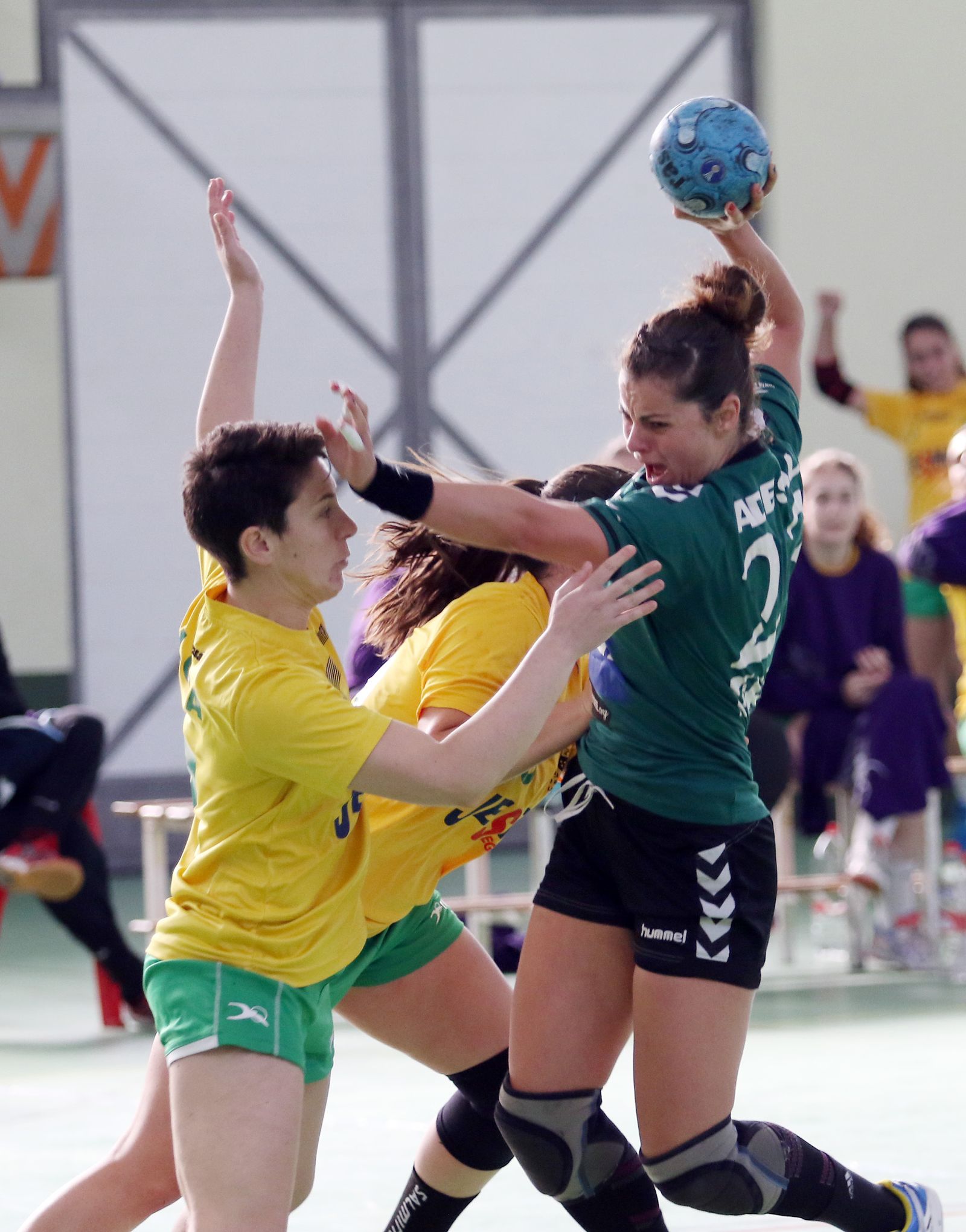 Dascalu trata de superar la férrea defensa del Leganés.