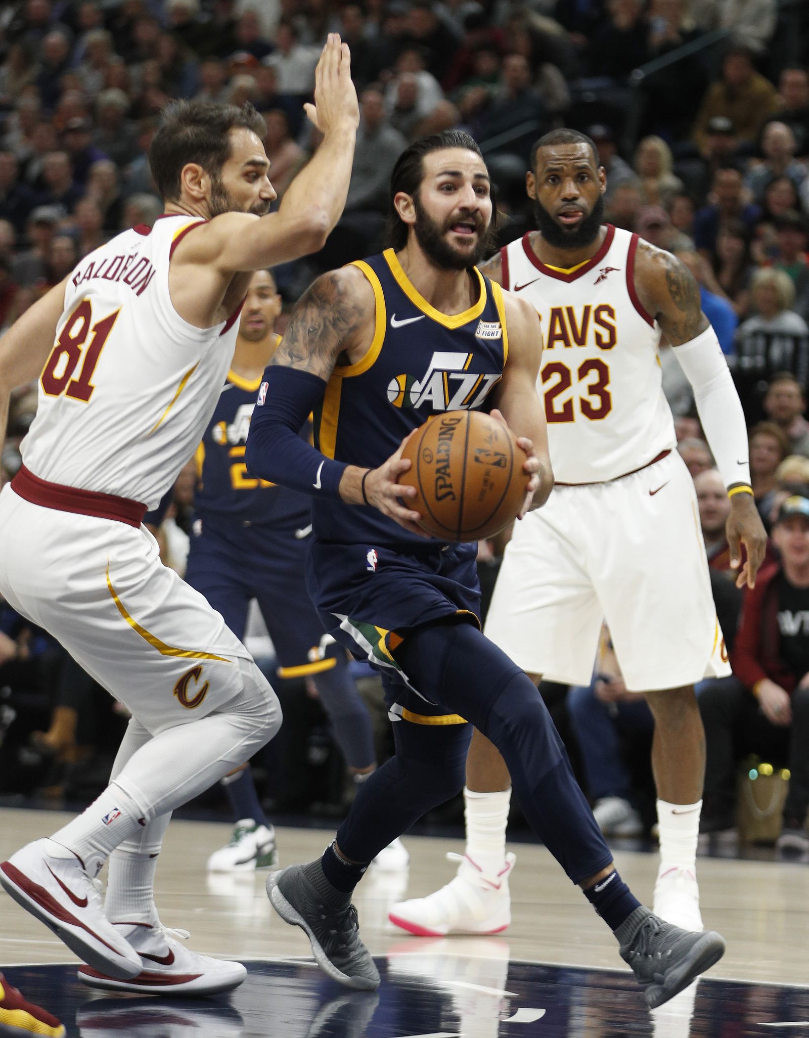 Ricky Rubio entra a canasta ante Calderón.