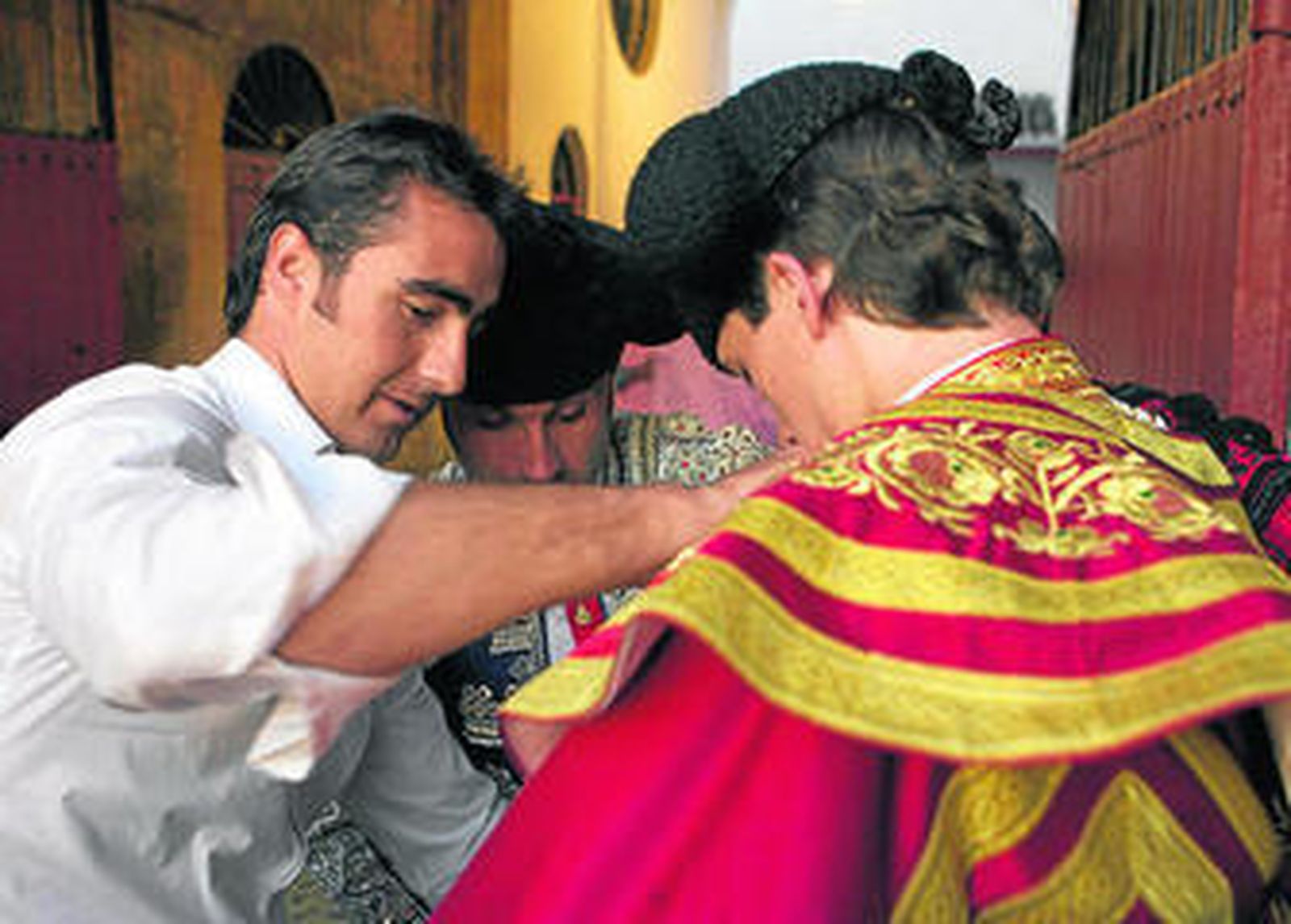 El Fandi ayudó a liarse el capote de paseo a José Ángel Fuentes, quien se alzó como triunfador.