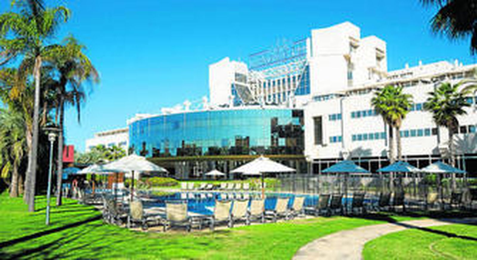 Vista general del Hotel Silken Al-Andalus Palace, situado en la avenida de La Palmera.