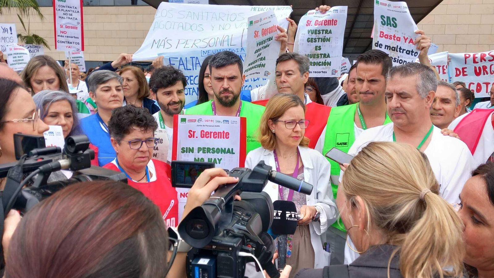 Los convocantes atienden a los medios de comunicación. Los convocantes atienden a los medios de comunicación.